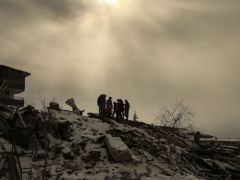 Alman görevli birkaç Türkçe kelimeye enkaz altındaki kadına seslendi