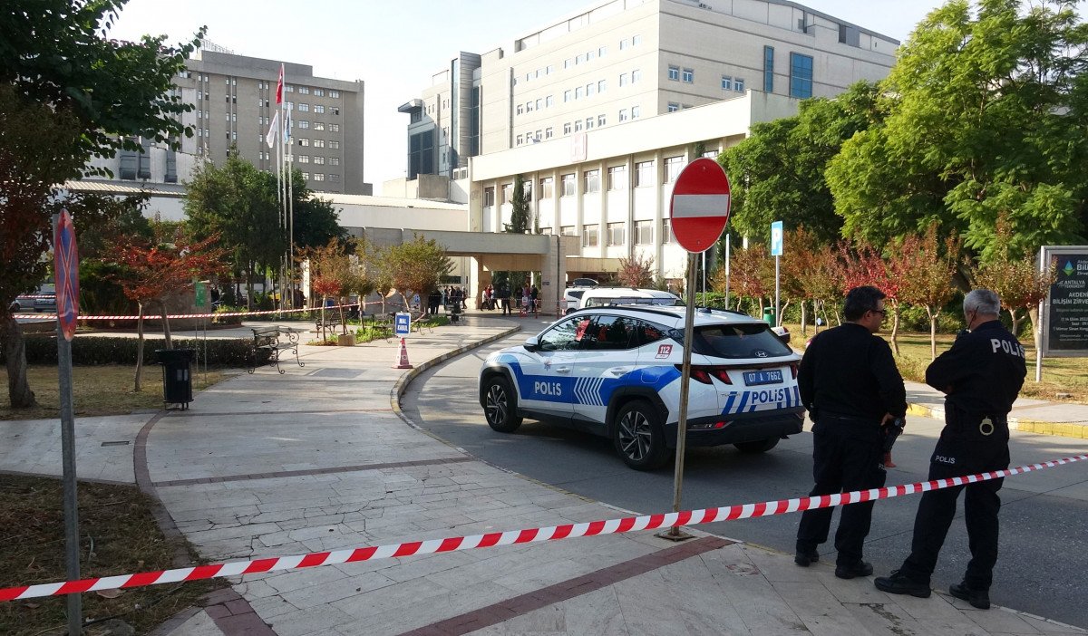 Antalya da, hastane önündeki koli polisi alarma geçirdi #1