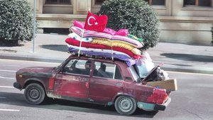 Aracının üzerine yorganları yükledi: Türkiye'ye yardım etmek istedi