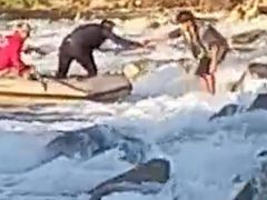 Balık tutmak isterken canından oluyordu, botla böyle kurtarıldı