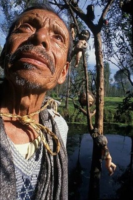 Her yanı oyuncak bebeklerle kaplı olan ürkütücü adanın hüzünlü hikâyesi