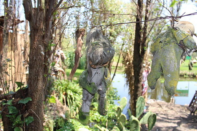 Her yanı oyuncak bebeklerle kaplı olan ürkütücü adanın hüzünlü hikâyesi