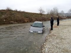 Dereye düşen otomobilini çıkaramayınca bırakıp gitti