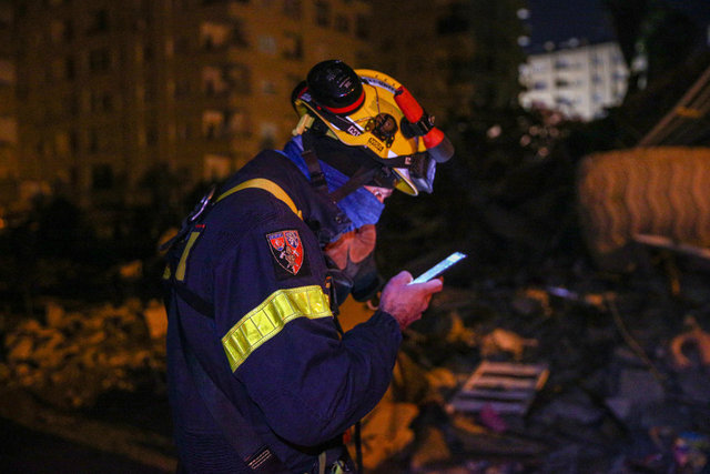 Birçok ülke arama kurtarma ekiplerini Türkiye'ye yönlendirmeyi sürdürüyor
