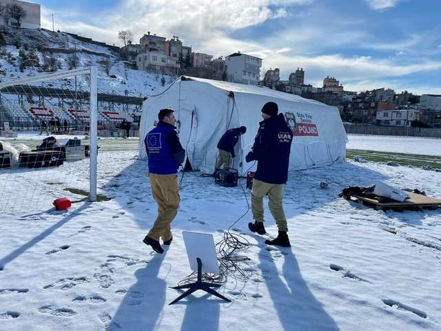 Birçok ülke arama kurtarma ekiplerini Türkiye'ye yönlendirmeyi sürdürüyor