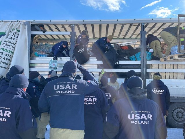 Birçok ülke arama kurtarma ekiplerini Türkiye'ye yönlendirmeyi sürdürüyor