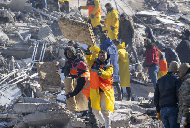 Birçok ülke arama kurtarma ekiplerini Türkiye'ye yönlendirmeyi sürdürüyor