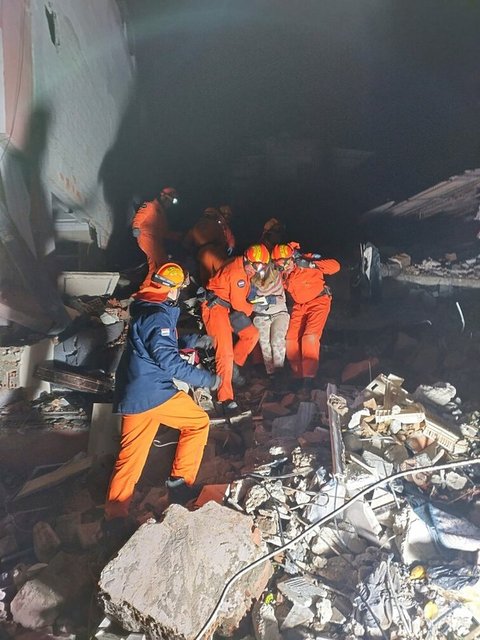 Birçok ülke arama kurtarma ekiplerini Türkiye'ye yönlendirmeyi sürdürüyor