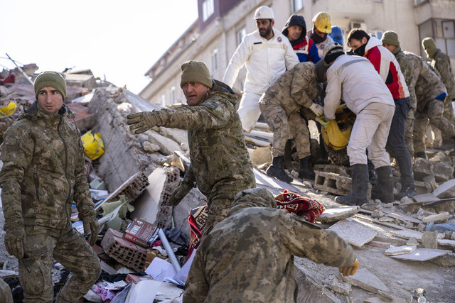 Birçok ülke arama kurtarma ekiplerini Türkiye'ye yönlendirmeyi sürdürüyor