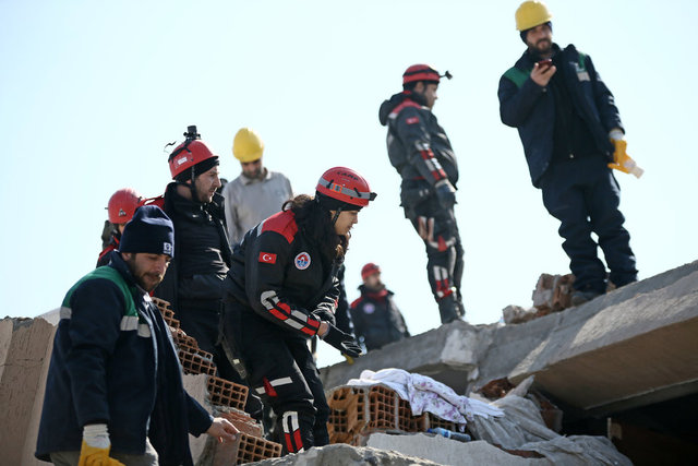 Birçok ülke arama kurtarma ekiplerini Türkiye'ye yönlendirmeyi sürdürüyor