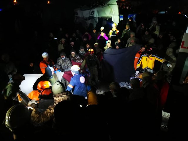 Birçok ülke arama kurtarma ekiplerini Türkiye'ye yönlendirmeyi sürdürüyor