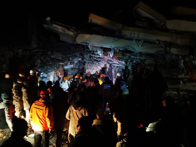 Birçok ülke arama kurtarma ekiplerini Türkiye'ye yönlendirmeyi sürdürüyor