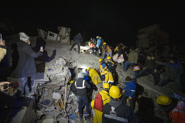 Birçok ülke arama kurtarma ekiplerini Türkiye'ye yönlendirmeyi sürdürüyor