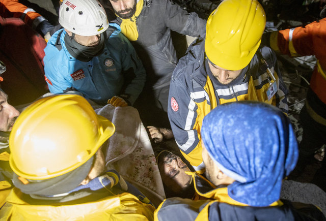 Birçok ülke arama kurtarma ekiplerini Türkiye'ye yönlendirmeyi sürdürüyor