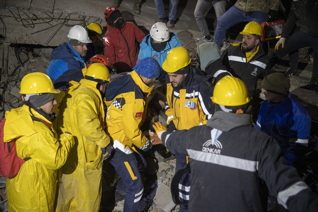 Birçok ülke arama kurtarma ekiplerini Türkiye'ye yönlendirmeyi sürdürüyor