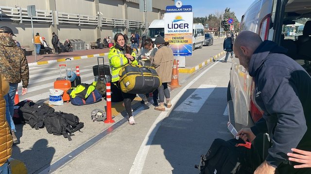 Birçok ülke arama kurtarma ekiplerini Türkiye'ye yönlendirmeyi sürdürüyor