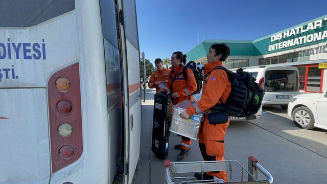 Birçok ülke arama kurtarma ekiplerini Türkiye'ye yönlendirmeyi sürdürüyor