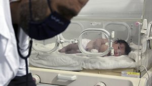 Dünyaya gözlerini enkaz altında açtı: Binlerce kişi evlat edinmek istiyor