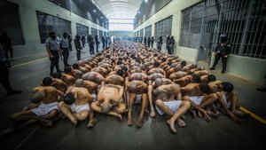 El Salvador'da 2 bin çete üyesi nakledildi