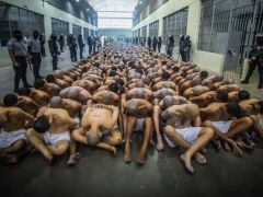 El Salvador’da 2 bin çete üyesi nakledildi