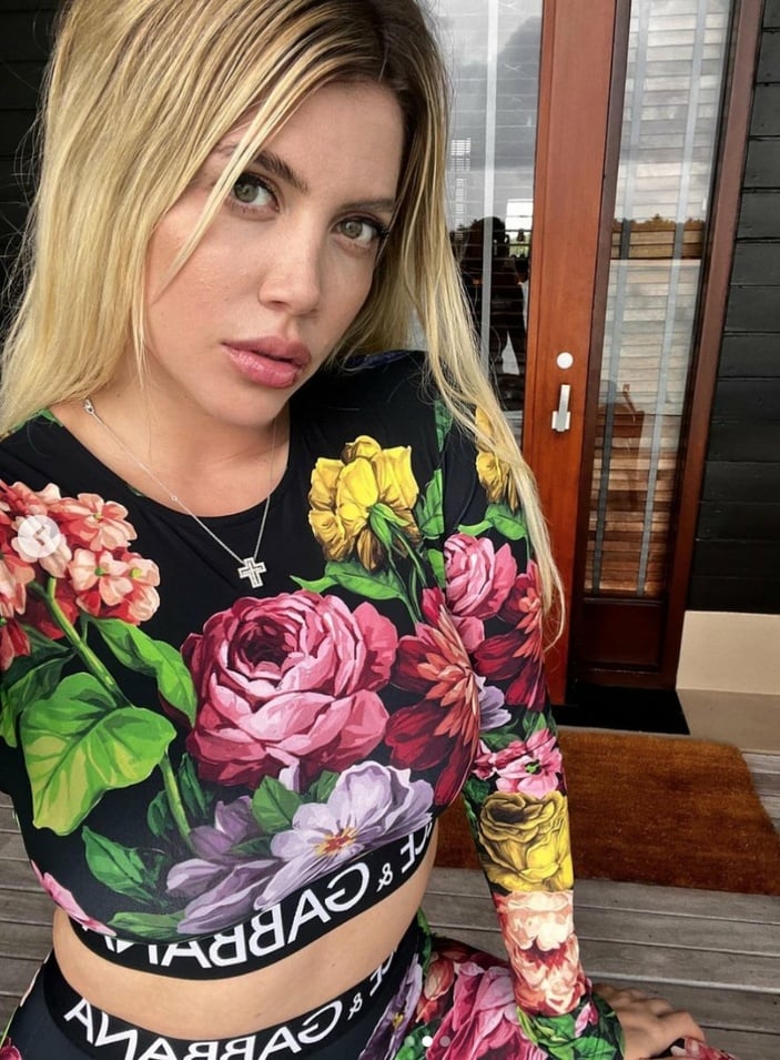 Icardı'den boşanmıştı! Wanda Nara çiçekli taytıyla takipçilerini büyüledi: