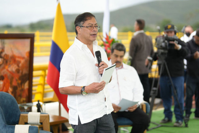 İki ülke lideri sınırda buluştu