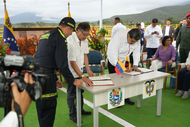 İki ülke lideri sınırda buluştu