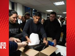 İngiltere Başbakanı yardım kampanyasına katıldı