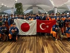 Japon ekibi ülkesine döndü, çiçeklerle karşılandı