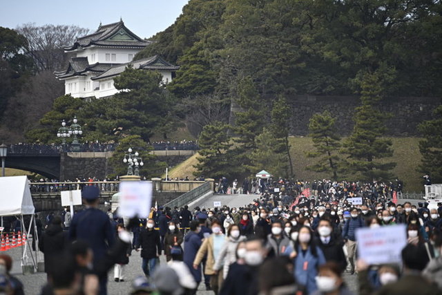 Japonya, İmparator Naruhito'nun 63. doğum günü kutlamaları için sokaklarda