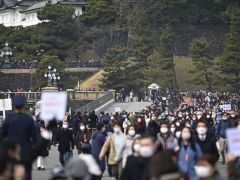 Japonya, İmparator’un doğum günü için sokaklarda