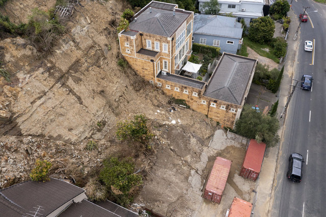 Kasırga, sel ve heyelana neden oldu: Yeni Zelanda'nın Auckland kentindeki hasar görüntülendi