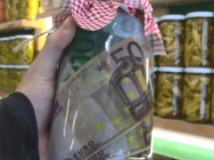 Kavanozlara euro ve dolarları koydu, turşu yaptı! ‘Belki ateşleri düşer’