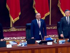 Kırgızistan Meclisinde, depremlerde hayatını kaybedenler için saygı duruşu