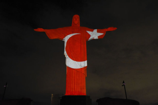 Brezilya'da Kurtarıcı İsa heykeline Türkiye ve Suriye bayrakları yansıtıldı