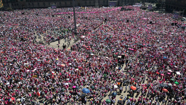 Meksika'da protestolar: On binler sokaklara döküldü
