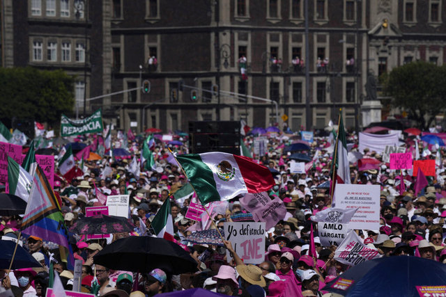 Meksika'da protestolar: On binler sokaklara döküldü