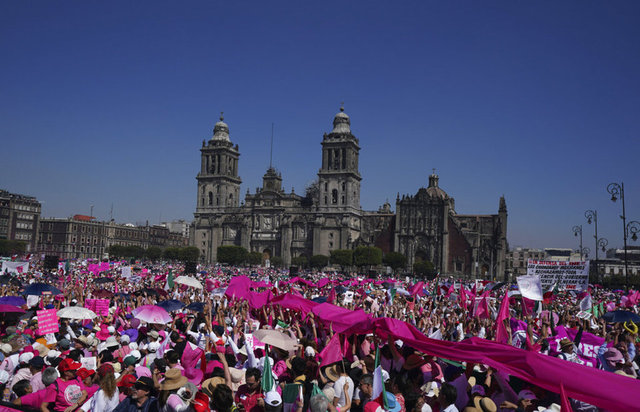 Meksika'da protestolar: On binler sokaklara döküldü