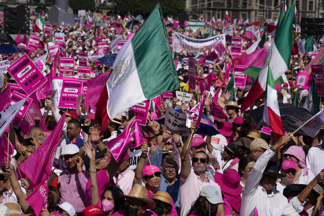 Meksika'da protestolar: On binler sokaklara döküldü