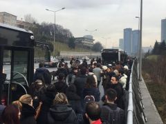 Metrobüs arızası nedeniyle vatandaşlar yürümek zorunda kaldı