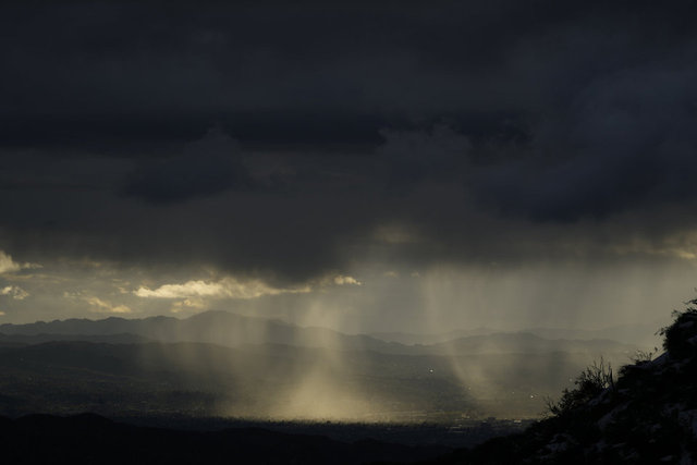 20 milyondan fazla kişiye uyarı! California'da etkili olan şiddetli yağış ve kar fırtınası hayatı olumsuz etkiliyor