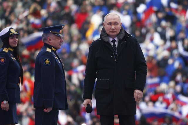 Rusya'da on binler stadı doldurdu, Putin'in kabanı yine gündem oldu