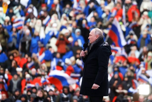 Rusya'da on binler stadı doldurdu, Putin'in kabanı yine gündem oldu