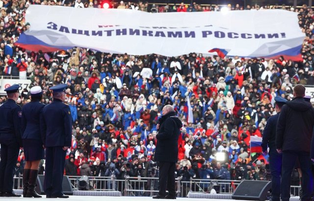 Rusya'da on binler stadı doldurdu, Putin'in kabanı yine gündem oldu