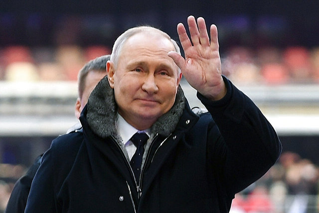 Rusya'da on binler stadı doldurdu, Putin'in kabanı yine gündem oldu