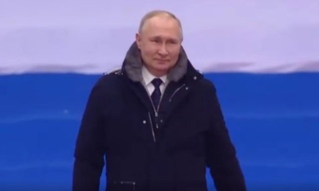 Rusya'da on binler stadı doldurdu, Putin'in kabanı yine gündem oldu