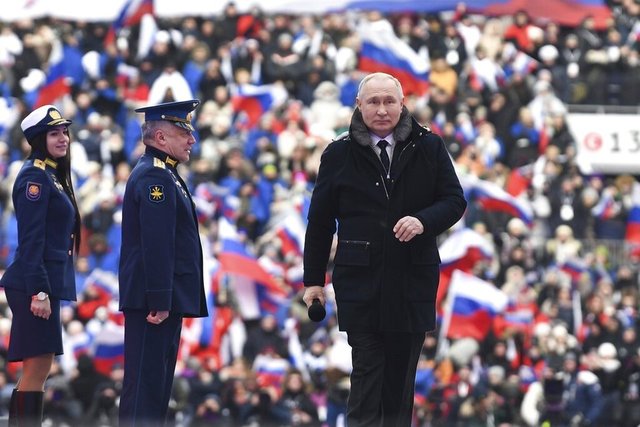 Rusya'da on binler stadı doldurdu, Putin'in kabanı yine gündem oldu
