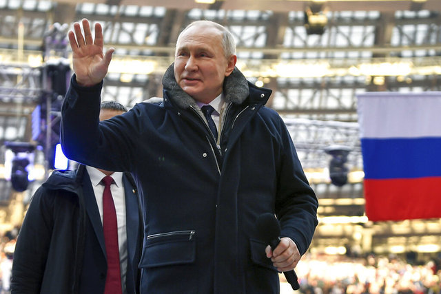 Rusya'da on binler stadı doldurdu, Putin'in kabanı yine gündem oldu