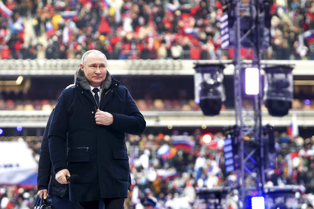 Rusya'da on binler stadı doldurdu, Putin'in kabanı yine gündem oldu
