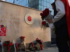 Saraybosna Büyükelçiliği’ne çiçekler bırakıldı